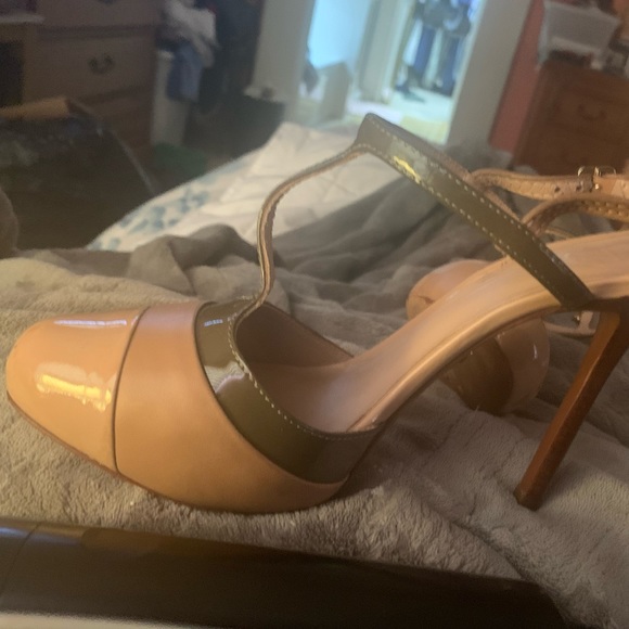 ToryBurch size 7.5 strappy LEXA shoe.Patent leather tricolored neutral tones. - Picture 3 of 6